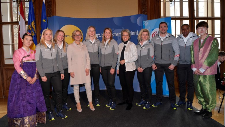 v.l.: Jena (Südkoreanische Musikstudentin), Viktoria Hahn (Bob), Kathrin Beierl (Bob), Landeshauptfrau Johanna Mikl-Leitner, Valerie Kleiser (Bob), Christina Hengster (Bob), Sportlandesrätin Petra Bohuslav, Viktoria Eigner (Bob), Marco Rangl (Bob), Ekemini Bassey (Bob), Geonhee (Süd Koreanischer Musikstudent), © NLK Filzwieser