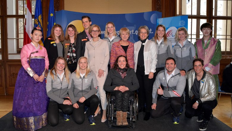 stehend v.l.: Yena Lee (Südkoreanische Musikstudentin), Veronika Aigner (Ski Alpin Para), Elisabeth Aigner (Guide), Martin Würz (Ski Alpin), Landeshauptfrau Johanna Mikl-Leitner, Valerie Kleiser (Bob), ÖPC-Präsidentin Maria Rauch-Kallat, Sportlandesrätin Petra Bohuslav, Christina Hengster (Bob), Viktoria Eigner (Bob), Geonhee (Süd Koreanischer Musikstudent), sitzend v.l.: Kathrin Beierl (Bob), Viktoria Hahn (Bob), Claudia Lösch (Ski Alpin), Marco Rangl (Bob), Michi Dorfmeister, © NLK Filzwieser